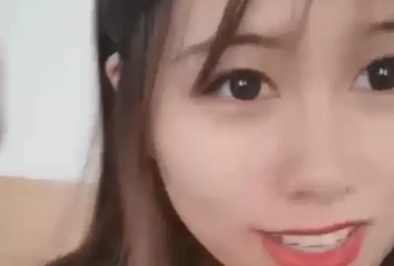 甜美妹子自慰喷水