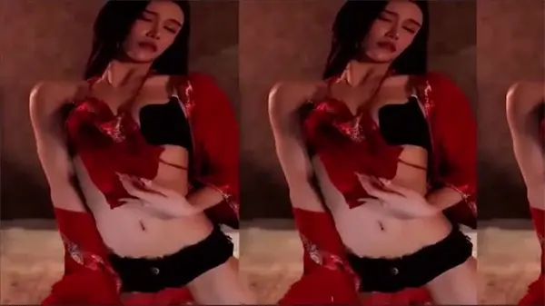 斗鱼艾可乐抹油露巨乳插乳沟双指插口脱衣舞超火定制