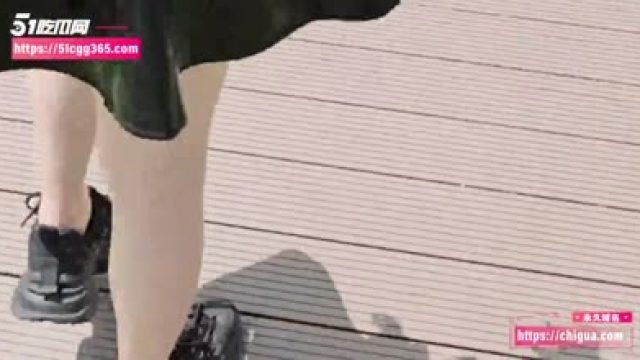 帮妹妹户外拍私密写真黑丝小皮裙下骚穴若隐若现-狂情哥哥