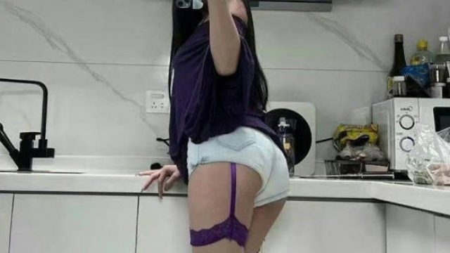 爆操偷情人妻趁着老公不在去她家里搞她果然老婆还是别人家的好