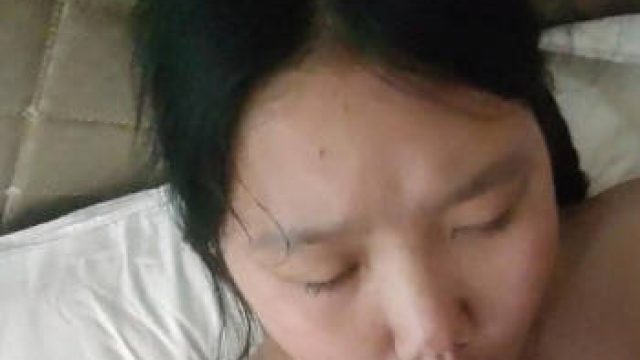 疯狂口交骚逼坦克学生妹干得口水直流鸡巴毛都给我整湿了