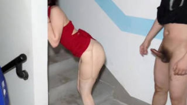 和嫂子公园露出被碰到的外卖员狂操内射