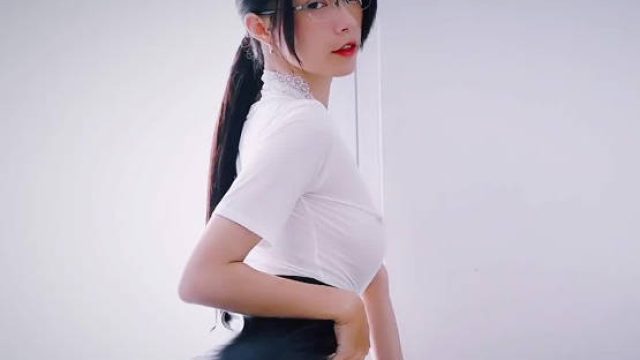 长腿美家教居然穿这么暴露