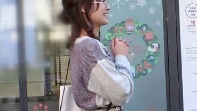 200GANA-2390 从新宿收银眼镜娘那里获得的治愈日常已经无法感受到刺激，只好用激烈的活塞运动填满内心，远超想象的性爱喘息不止。