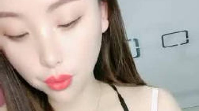 网红小姐姐穿着睡衣做直播