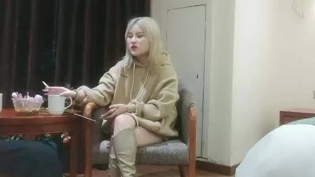 小夏寻花11-26黄发小网红