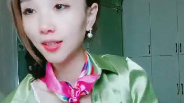 穿上黑丝空姐制服被内射