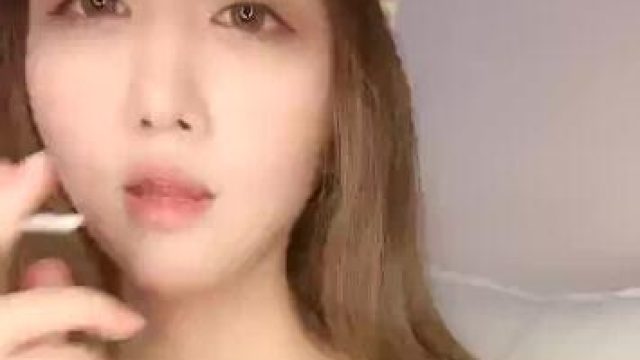 眼神有点忧郁的极品女主播第一次让粉丝看下面