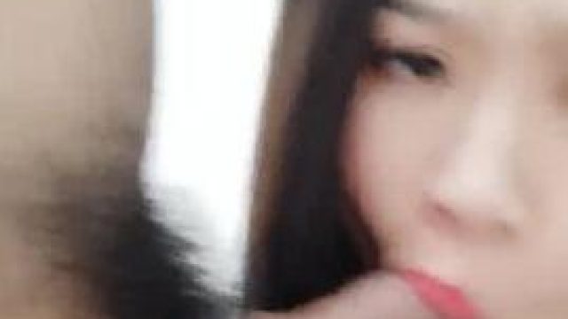 大奶妹子帮室友口交后被爆操