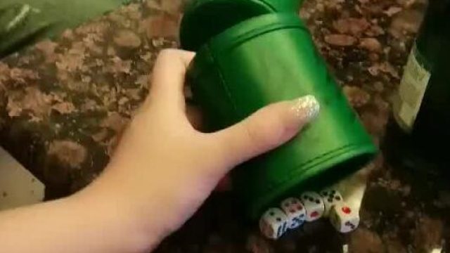 ktv摇骰子输了就帮人口交