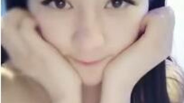 可爱的主播没收到礼物就直播被经纪人给打了