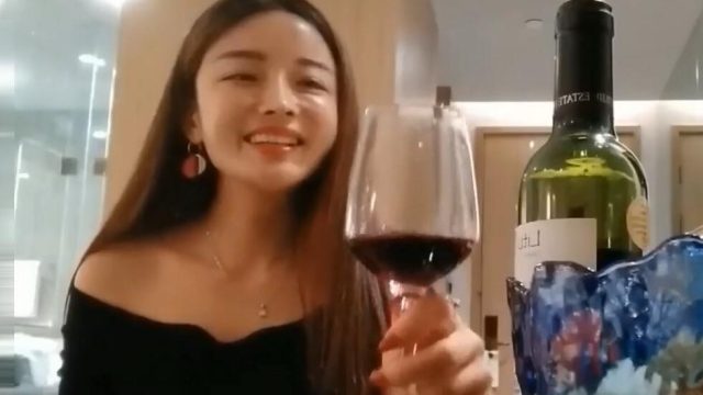 铁牛哥约个素质妹喝点红酒上酒店啪啪