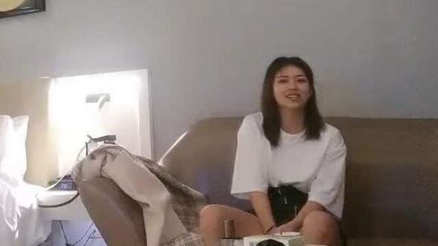 老哥探花约了个高颜值白衣妹子偷拍做直播