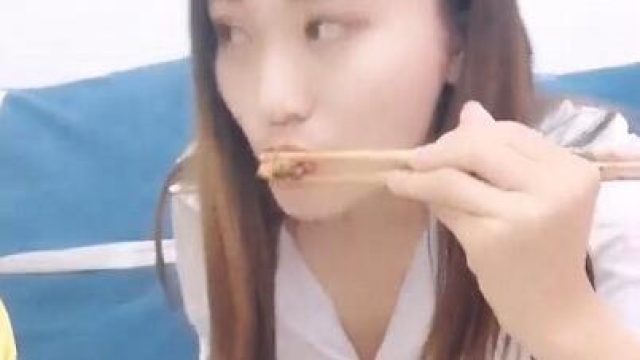 女主播勾引外卖员不陪吃不给好评