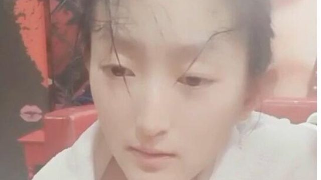 逼毛还没长的零零后嫩妹子被大叔干得哇哇叫