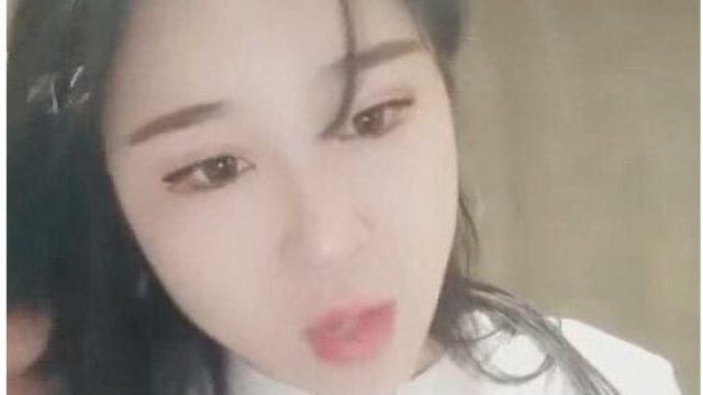 网红妹子在网吧直播勾引小伙