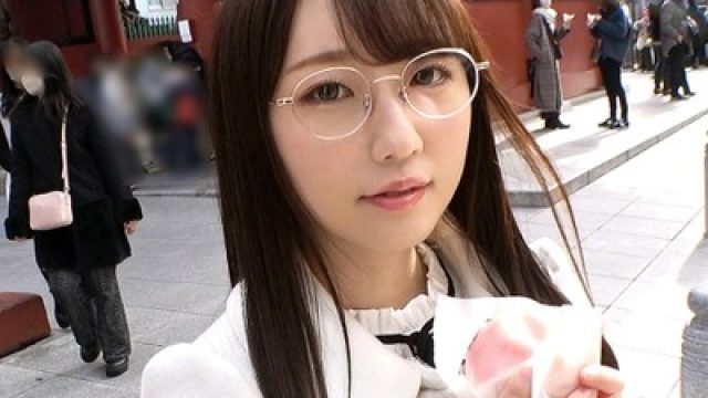 骑兵破解GANA-2860 マジ軟派、初撮。 1923 ひかえめメガネ美少女をホテルに連れ込む背徳感！押しに弱すぎてされるがままに胸やお尻を揉まれ… 電マで潮吹きま