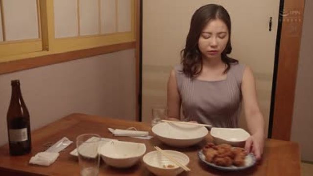 JUQ-993拿到备用钥匙的人妻在男学生毕业之前一直住在里面的独居房间-吉澤友貴