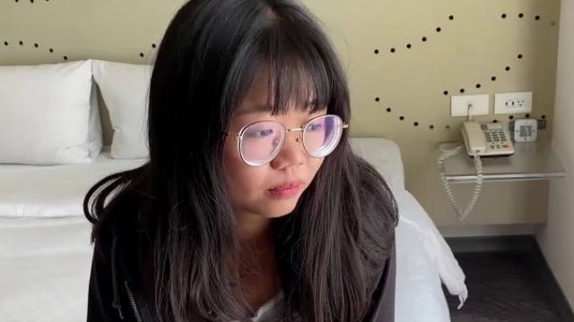 年轻可爱眼镜妹妹-南橘