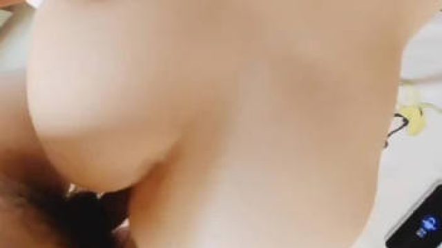 趁哥哥不在家爆操嫂子的大肥臀-蜜桃涩