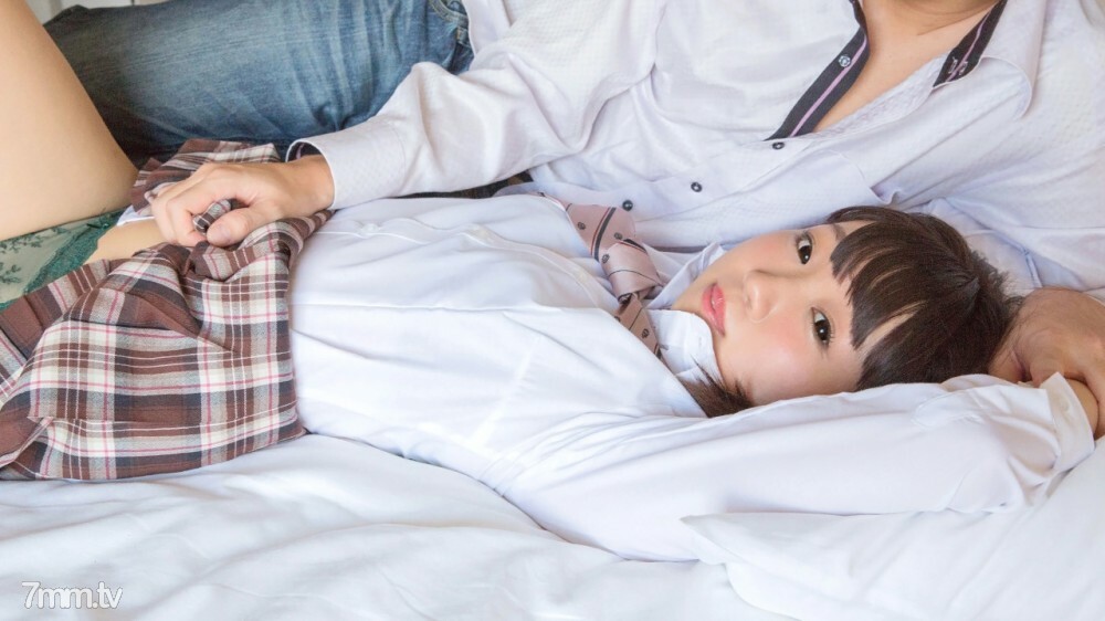 689-SHIZUKU-01 Ubu 剃光的女孩和制服 H / Shizuku