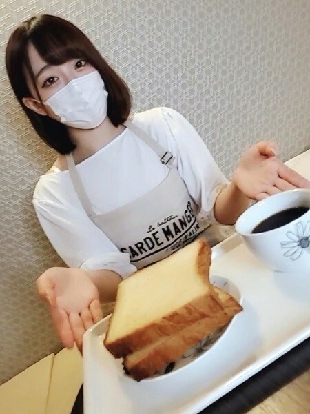 FC2-PPV-2441593 面包店的招牌女郎，颜射和阴道射精在商店的围裙里