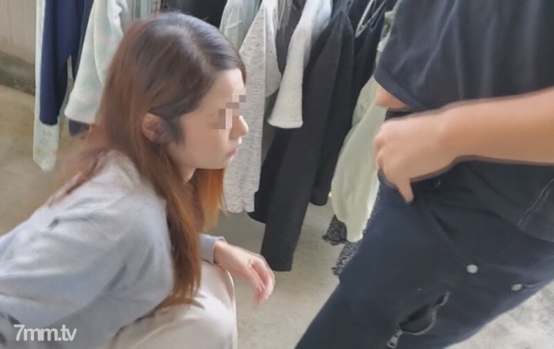 FC2-PPV-2546605 34分钟【圣诞节后一天三个男人上门拜访】把女儿放在寒冷的天空的母亲被强暴，丈夫的债务被认为是替代品。