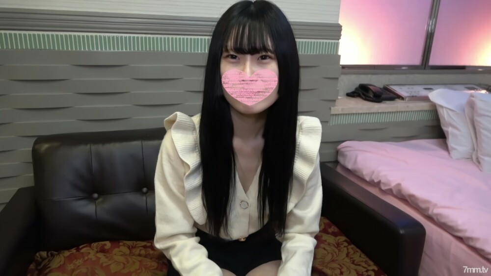 FC2-PPV-2583964 皮肤白皙修长，有一头黑色长发。我像日本人偶一样装扮成咖啡馆店员，装作被遗忘的东西。