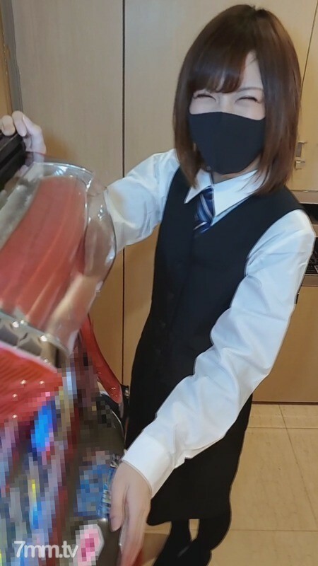 FC2-PPV-2647423 在弹珠机店的奖品柜台，她有著可爱的笑容和可爱的笑容。