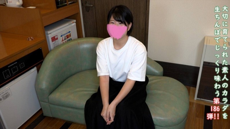 FC2-PPV-4798858 ♀186 明日香酱个性单纯，笑容灿烂，当然，她也有阴毛。检查内裤时，她会脸红。虽然在镜头前裸体让她感到羞涩，但她还是被粗大的阴茎刺激得呻吟出声，最后半射在体外，半射在体内。 ★额外内容：无码阴道视角