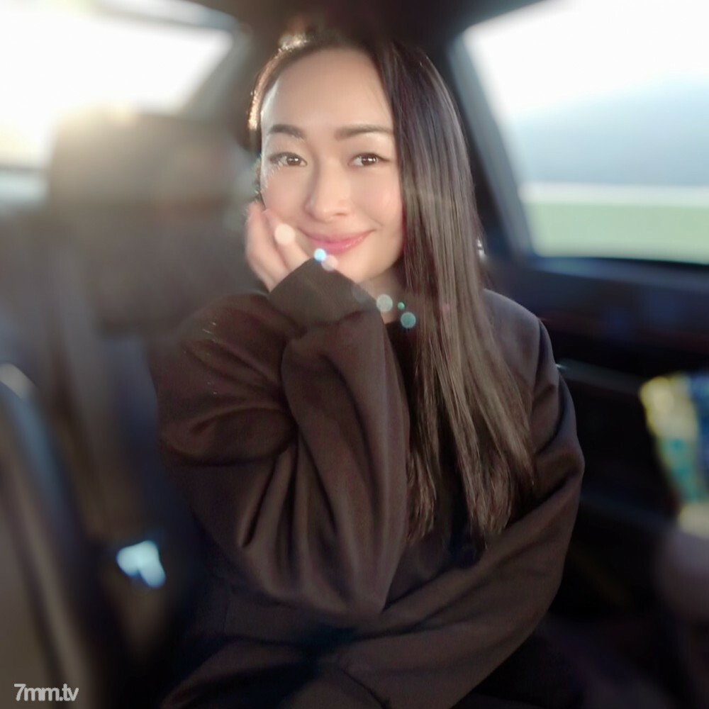 FC2-PPV-2671819 「你家附近不是有这样的老婆吗？」到白天在车里和漂亮的魔女老婆发生婚外情…涂上鲜红色口红好看的情色脸蛋上大量射精