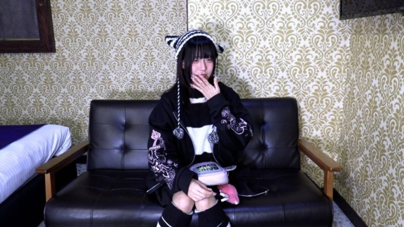 FC2-PPV-4852010 【素人初体验】身高153cm、体重36kg的苗条coser Shio（20岁）首次出镜。她被灌精并进行了肛交。她使用长振动器反复达到高潮，口水直流，身体颤抖。