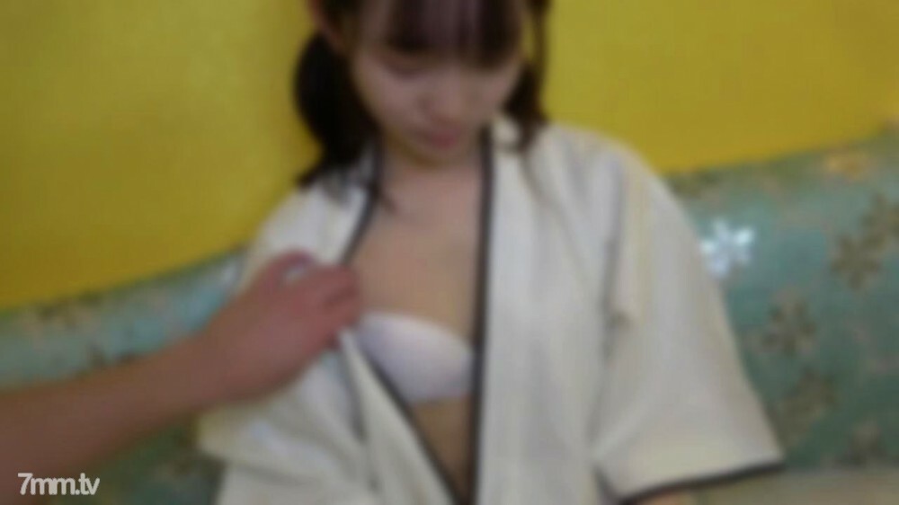 FC2-PPV-2675172 一个有著悲伤情绪的离家出走的少女。阴部天真无邪，而大栗子则长出白皙修长的身材。喘息的声音不会停止在生命中的第一次大规模喷射，在快感和射精结束时会发出大量的阴道射液。