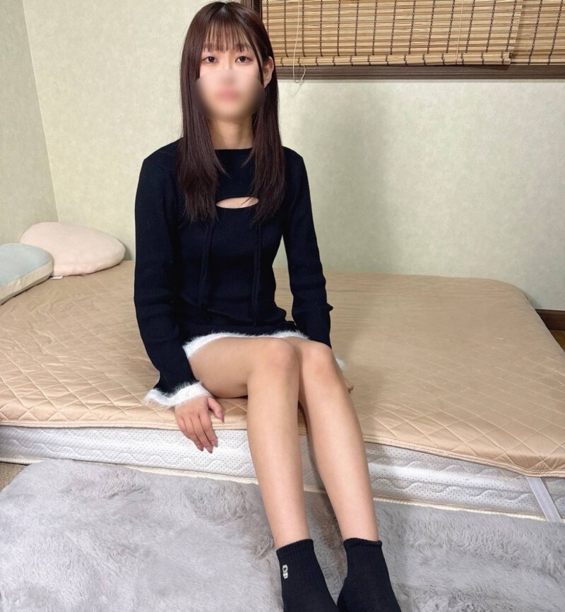 FC2-PPV-4865843 【完全业余&amp;首次拍摄】一位拥有美腿和翘臀的18岁漂亮女大学生♡ 她天真羞涩的反应令人无法抗拒♡ 她对意料之外的体内射精感到困惑…