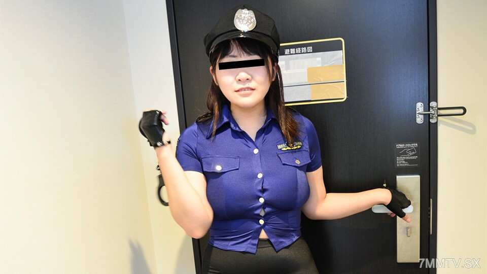 103122_01 超短裙警察会在万圣节之夜逮捕你。