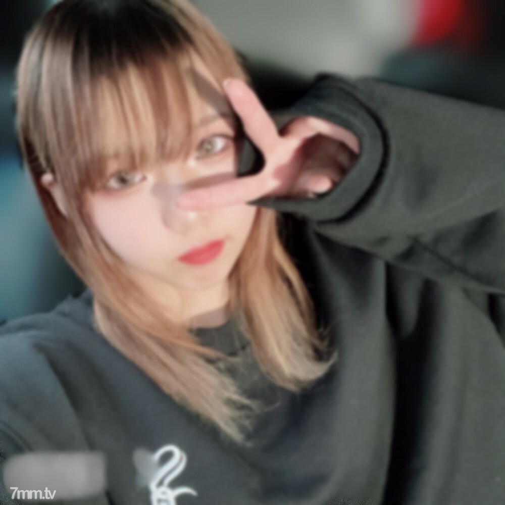 FC2-PPV-2793738 像小猫一样的小脸！ ！！脱下肚脐搭配低腰牛仔裤的美女GaL，惊呆了国宝级美妞的相对比例，大下巴配小脸... FC2-PPV-2793738