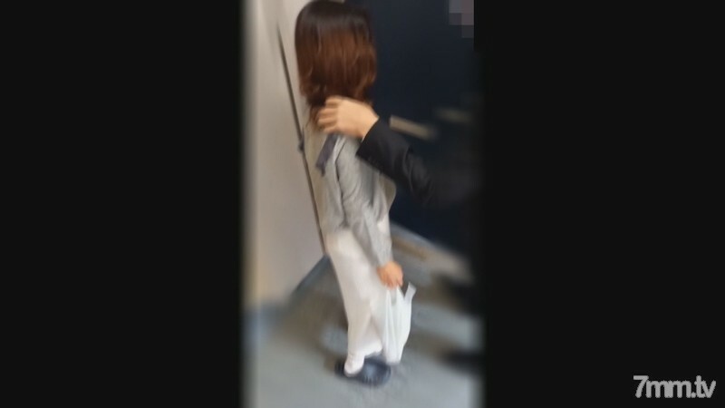 FC2-PPV-2775922 在继续相信丈夫的同时忍受的已婚妇女[个人射击]在游戏垫上与孩子玩耍，怀孕和阴道射精 FC2-PPV-2775922