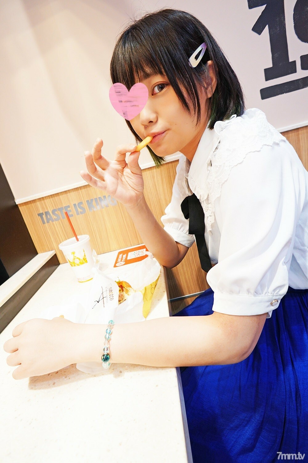 FC2-PPV-3067368 [未经审查] [未经授权的流出]“啊...我出去了♡”在一家受欢迎的西餐厅打工的学生第一次哭了！爱从没有性经验的天真鸡巴溢出的爱汁。一个在暑假里用嘴吮吸阴茎的女人长大成人。