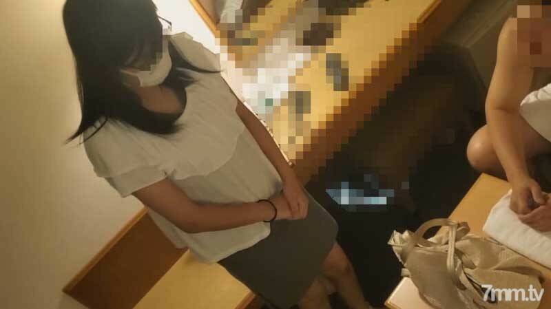 FC2-PPV-3075036 *特权1：直到26日* [个人] 戴著普通眼镜的巨乳妻子。即使在现场发现尸体也被吞噬，长发和摇曳的大奶震动了心脏。感谢您一如既往的支持。那是谁的大胸？