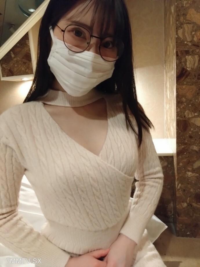 FC2-PPV-3192936 【个人拍摄】略显天生的巨乳白皙眼镜妹爱好生存游戏赚零用钱