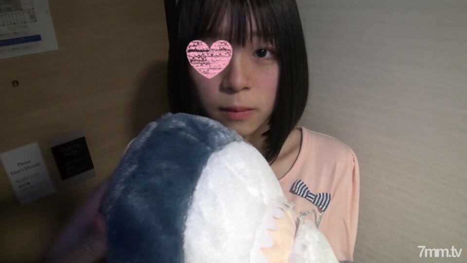 FC2-PPV-1852875 与活跃的一年级学生美酱重逢。一边在被阴道射精吓到的表情中感到不道德，一边将粗大的精子从生的公鸡扔进年轻的阴部。