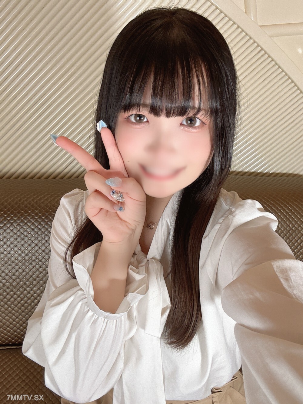 FC2-PPV-4391667 * JD kon-chan今年18岁，拥有美丽的胸部，并且性欲旺盛。