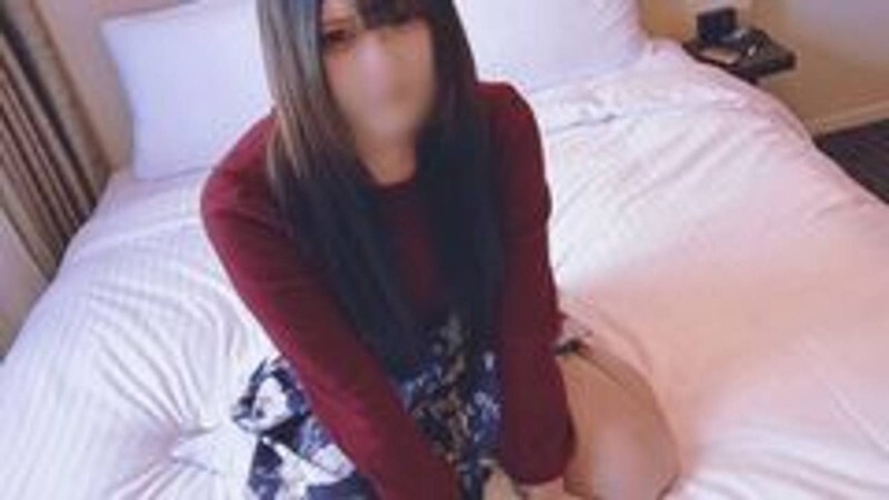 FC2-PPV-4668424 【露脸】女仆咖啡厅的女仆加奈酱，因经济困难，接受紧急支援。禁欲八天后，这个愤怒、令人毛骨悚然的老男人的阴茎射出了大量的生精液。