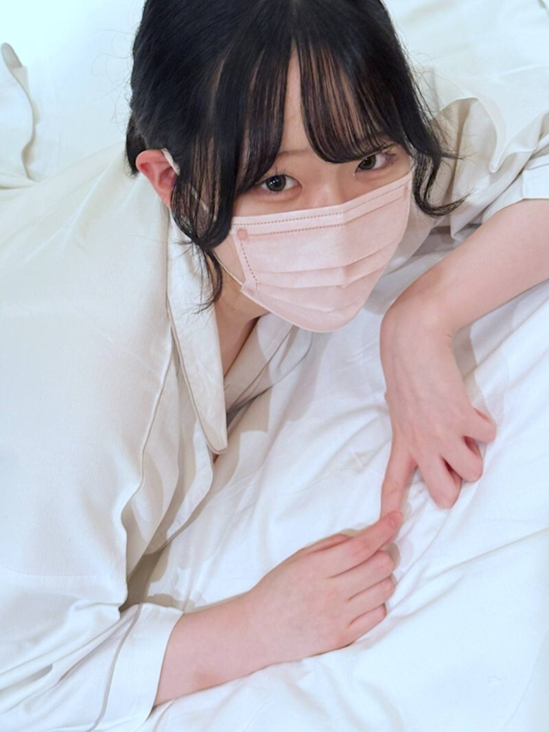 FC2-PPV-4692702 「尿尿♡」SSS级白皙无辜女孩脱掉内衣用振动器高潮♡她被一个令人毛骨悚然的老男人摆布