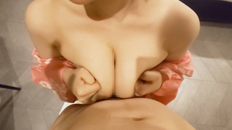 FC2-PPV-4752202 我帮她按摩乳房，还穿著浴衣给她站著乳交