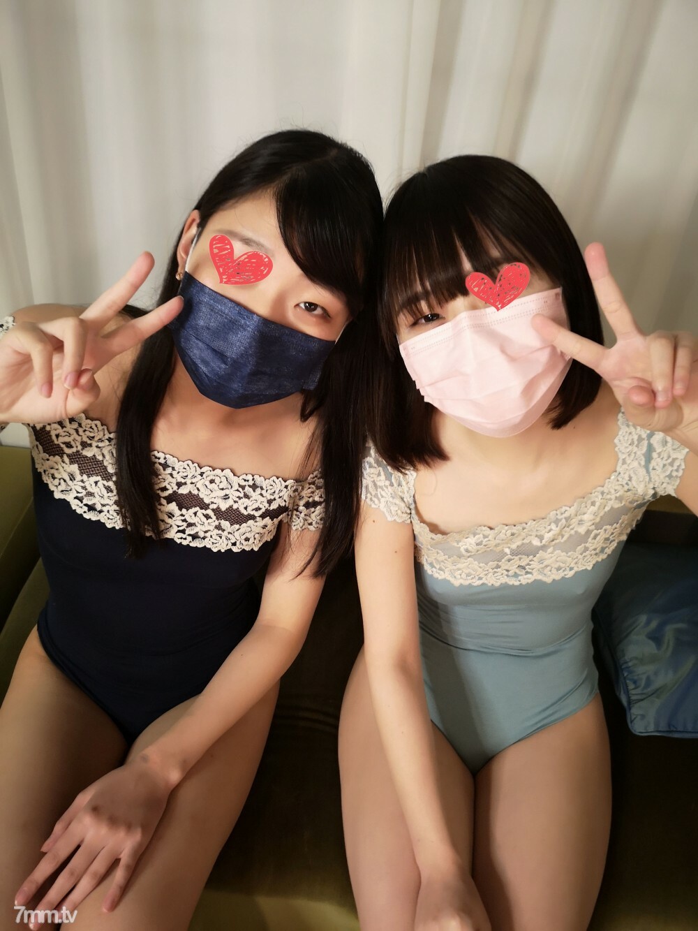 FC2-PPV-2214167 [未经审查] 快乐在第一个 3P 中觉醒！！两个不同的 Iki 强烈热性 Mari（21 岁）和 Rie（20 岁）